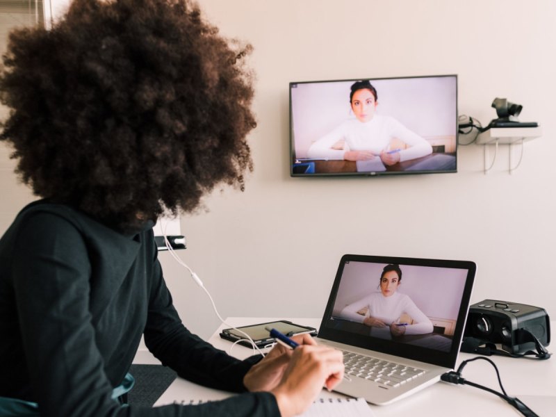 Frau mit Laptop und Fernseher