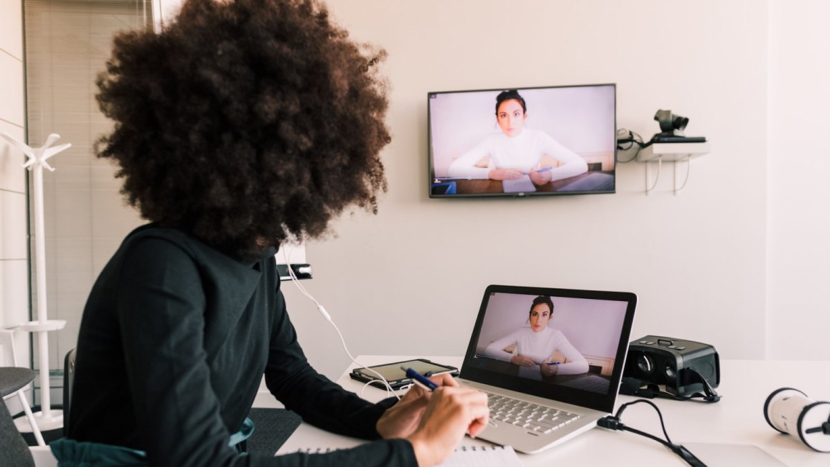 Frau mit Laptop und Fernseher