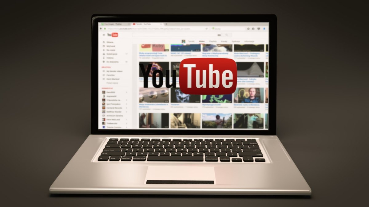 Ein Laptop auf dem die Seite youtube.com geöffnet ist.