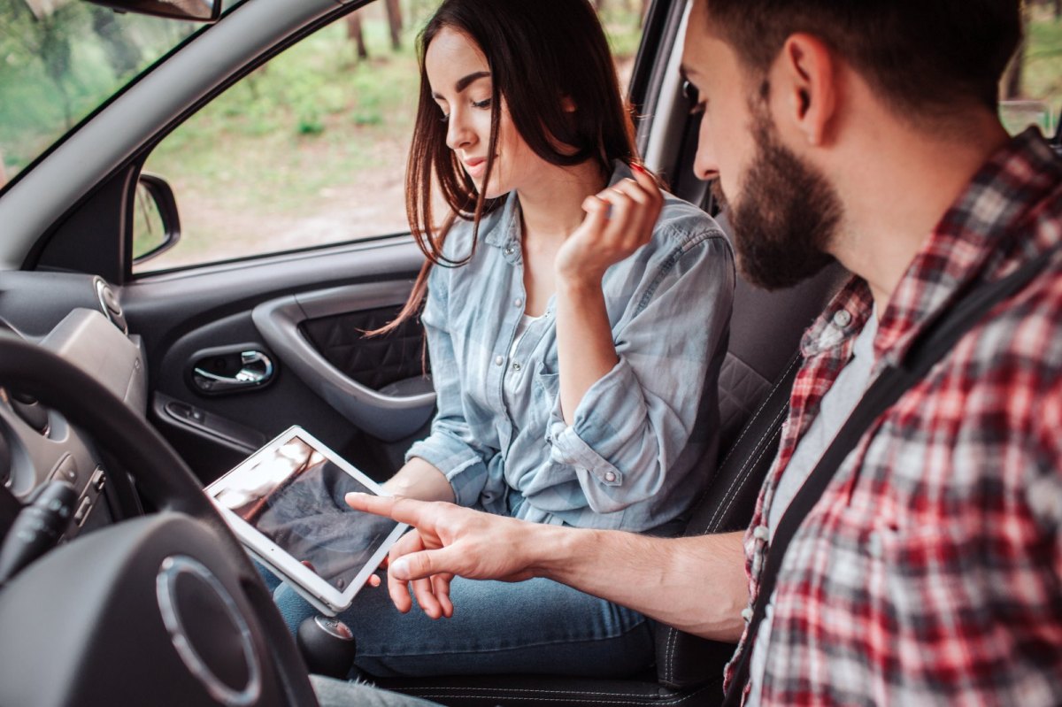 mann frau auto ipad