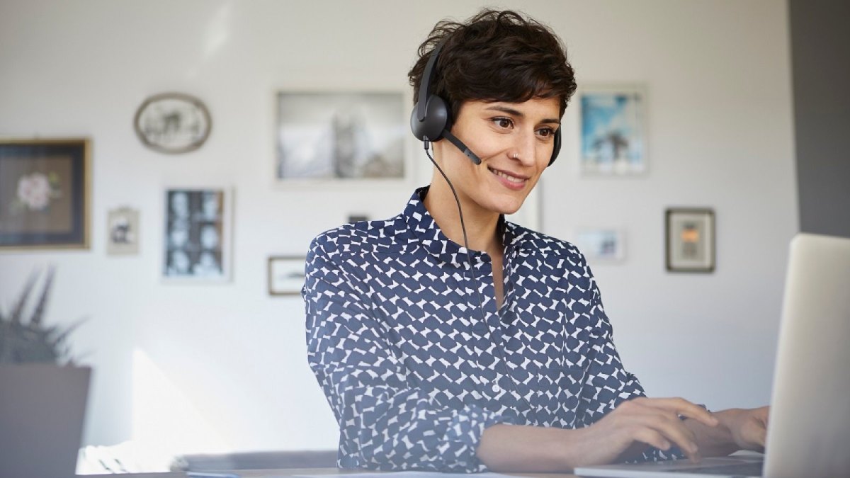 Frau mit Headset.