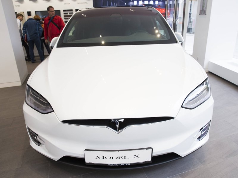 Ein weißes Exemplar des Tesla Model X in einem Showroom.