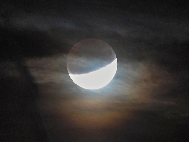 Blick auf den Mond von Lavau-sur-Loire in Frankreich.