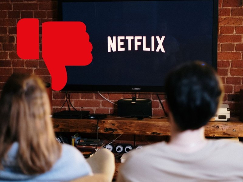 Zwei Menschen vor TV mit Netflix-Logo und Daumen runter.