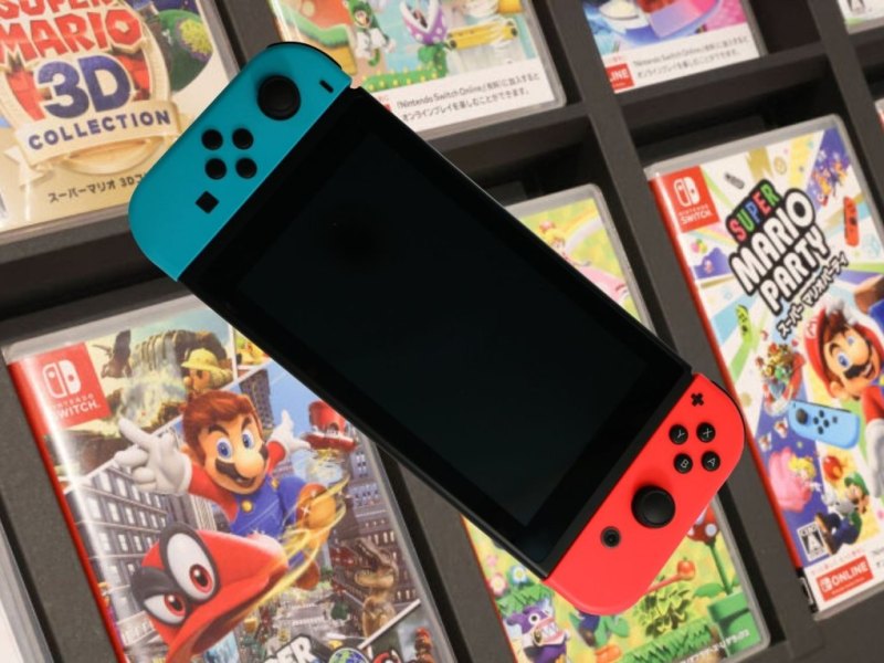 Nintendo Switch im Laden mit Spielen