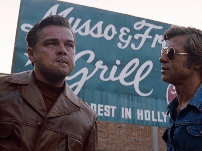 Szenenbild aus Once Upon A Time In Hollywood mit Leonardo DiCaprio und Brad Pitt.