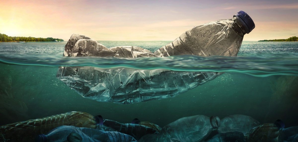 Plastikflasche im Ozean
