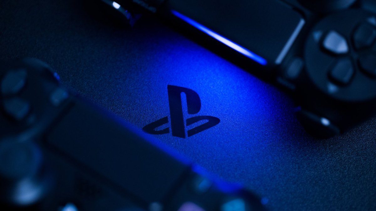 Zwei DualShock 4-Controller rahmen das PlayStation-Logo ein