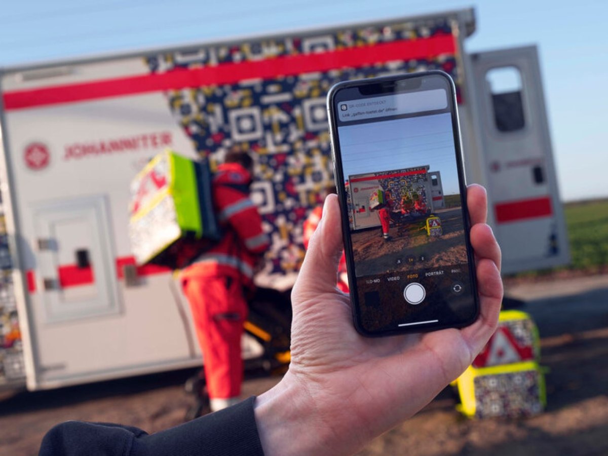 QR-Code auf einem Rettungswagen der Johanniter