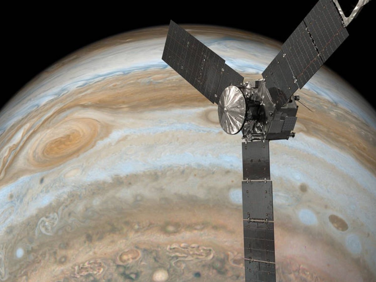 Juno im Orbit über dem Jupiter