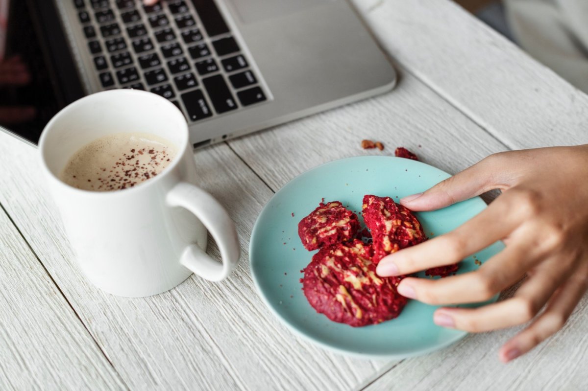 Laptop mit Kaffee und Kekse