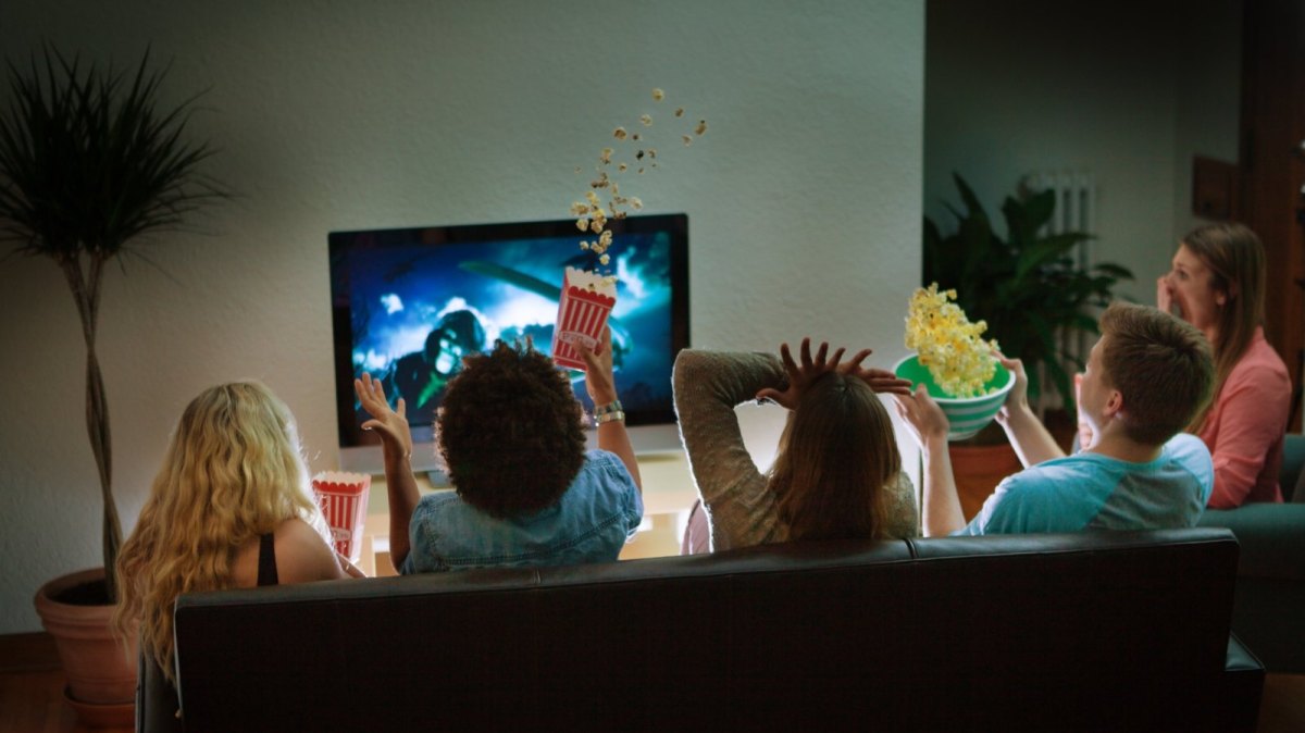 Menschen vor einem Fernseher