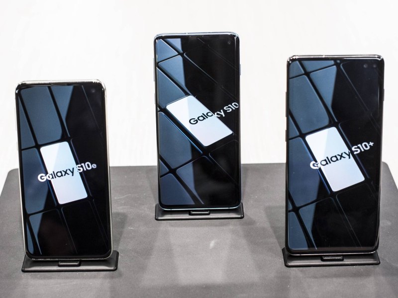 Drei Samsung Galaxy S10 Modelle nebeneinander.