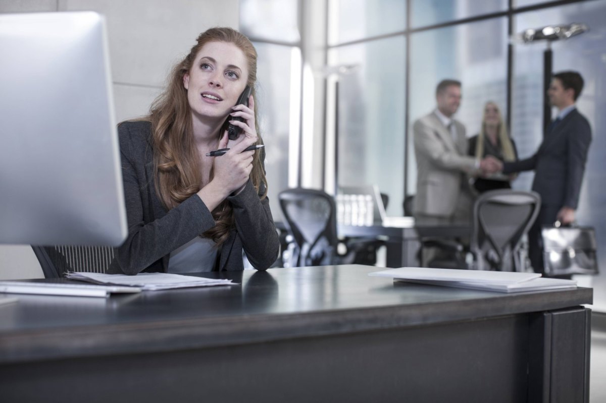 Sekretärin telefoniert im Büro