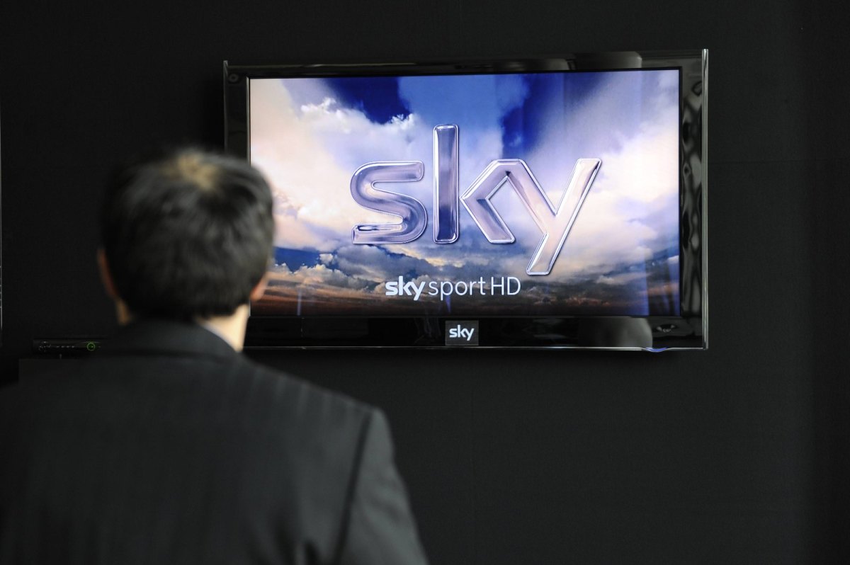 mann schaut auf sky fernsehsender sky rüclkholangebote