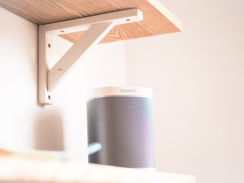 Smartspeaker Sonos One auf einem Regal