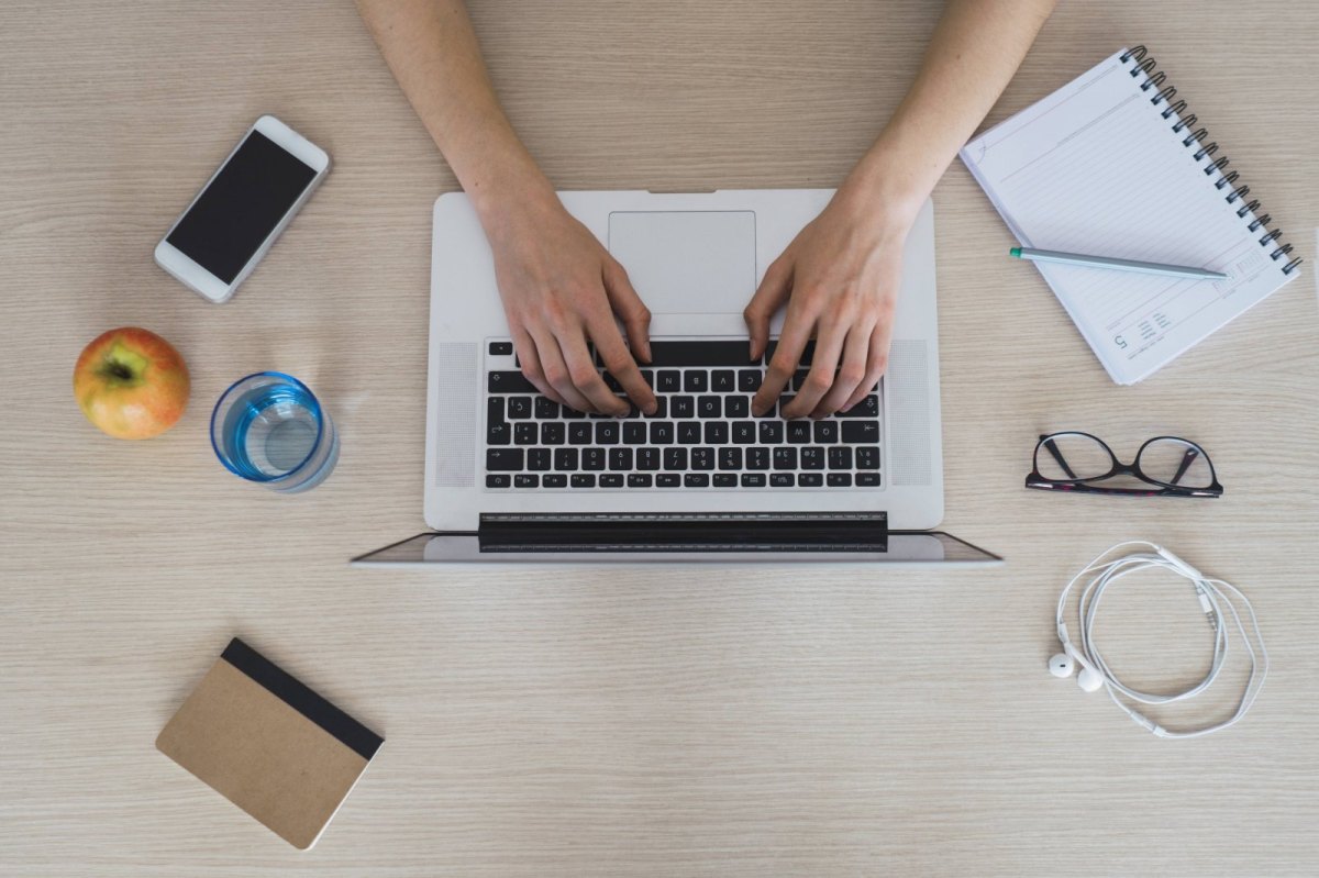 Mann tippt auf Laptop-Tastatur