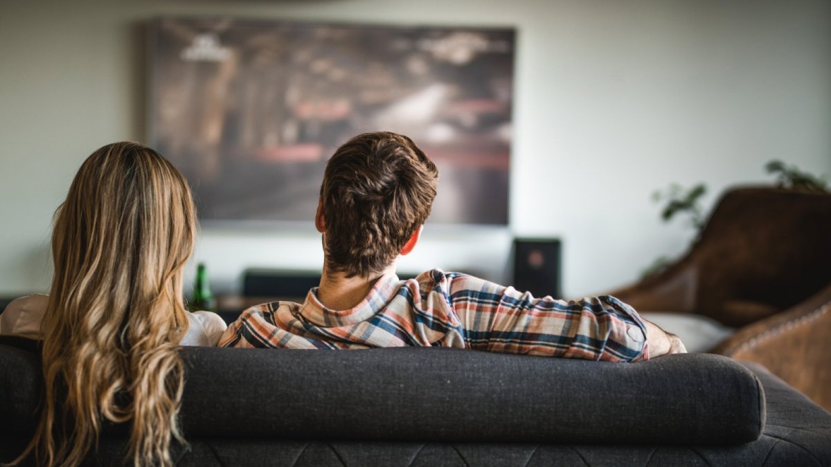 Menschen vor einem Fernseher