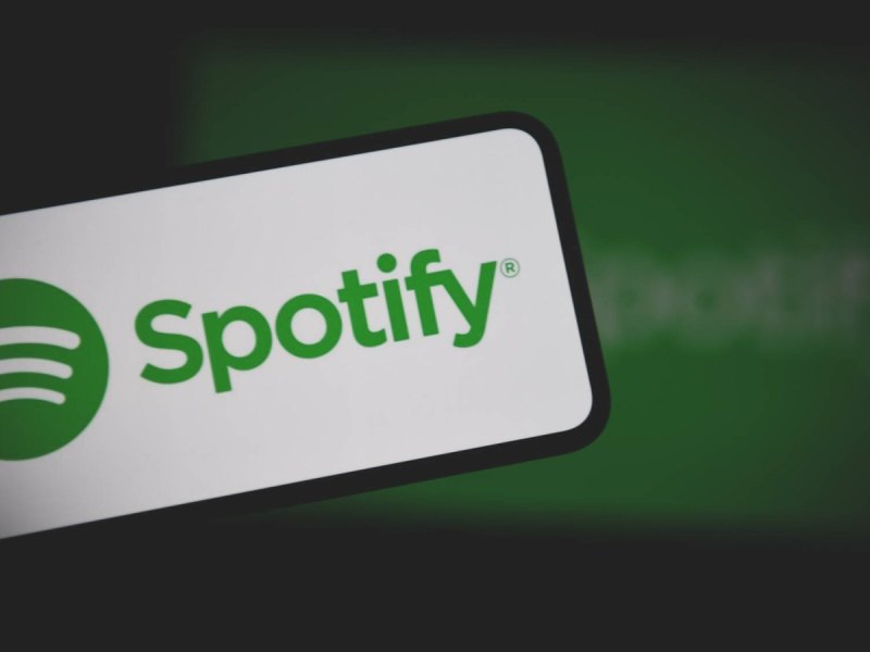 Spotify-Logo auf dem Handy.