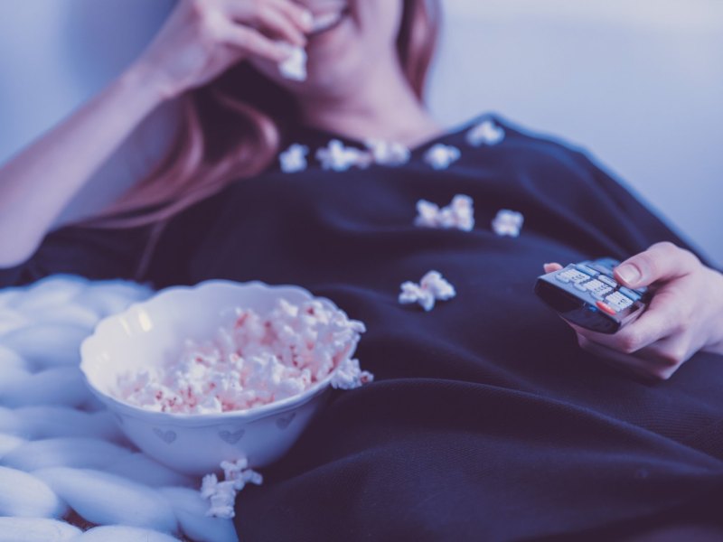 Frau mit Popcorn