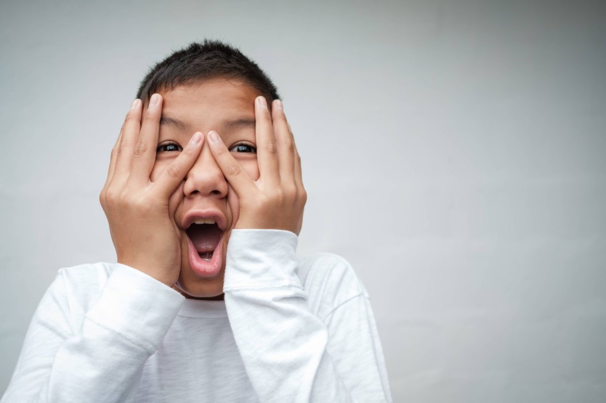 Mann hält sich vor Stress die Hände ins Gesicht