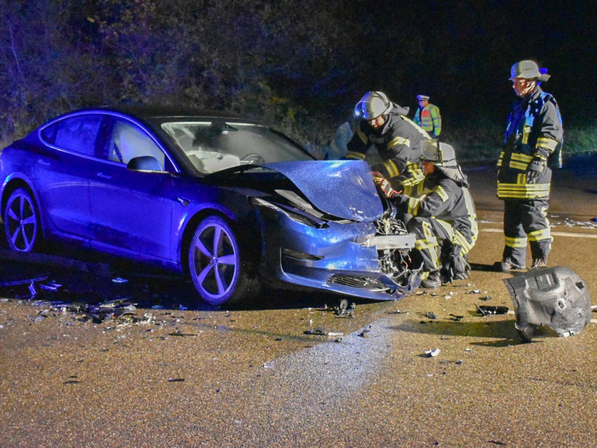 Tesla-Auto gecrasht.