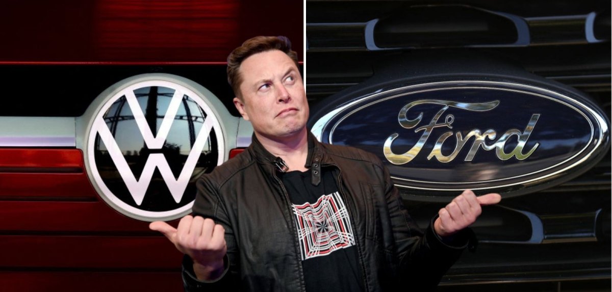 Elon Musk zwischen den Logos von Volkswagen und Ford