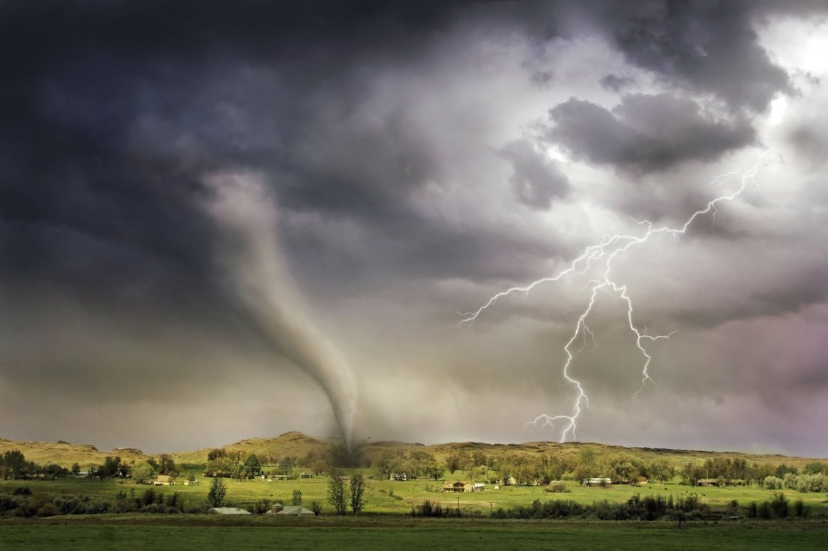 Deutschland wird gerade wieder von vielen Tornados heimgesucht. Das musst du bei einer Tornado-Warnung tun.