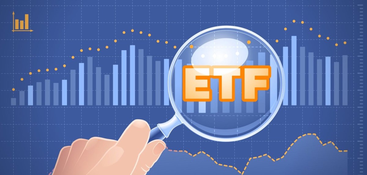 ETF-Schriftzug unter einer Lupe