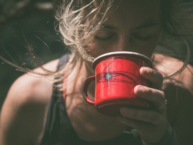 Frau trinkt aus Tasse