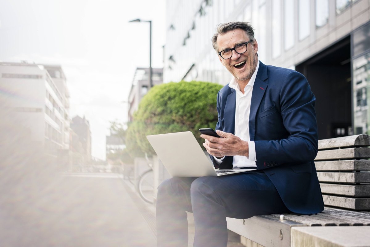 Mann überrascht am Smartphone