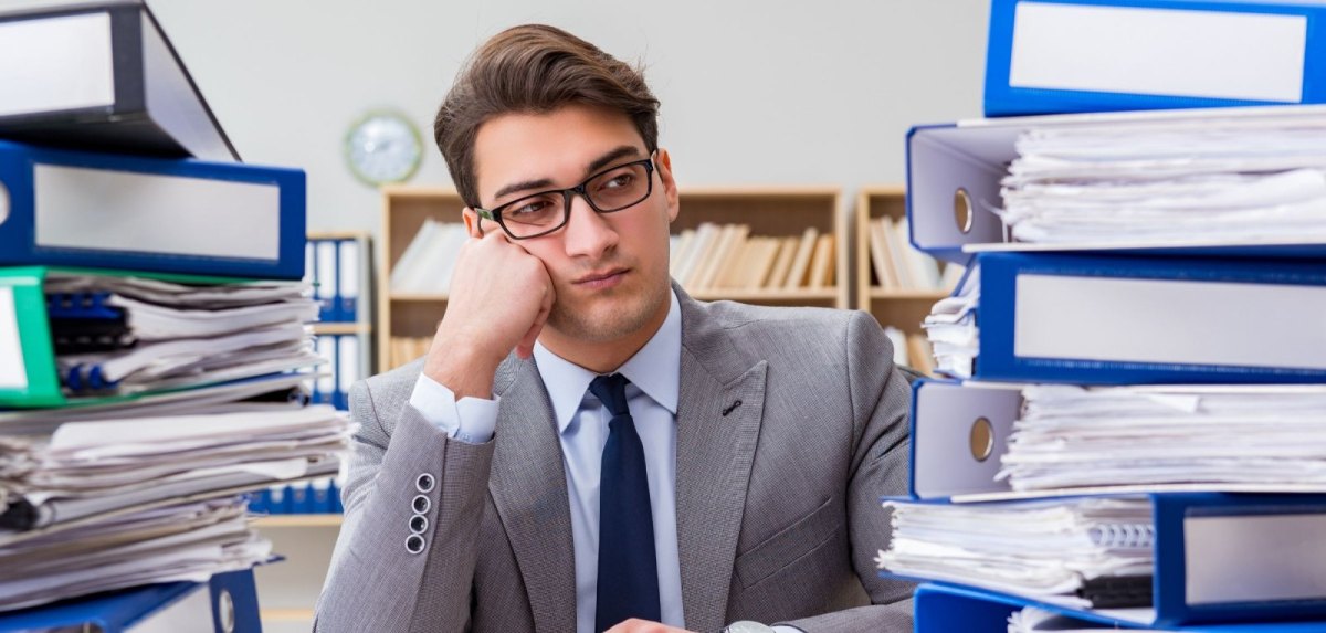 Frustrierter Arbeiter im Büro