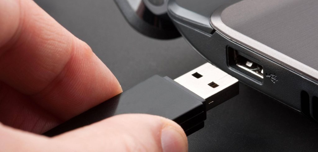 USB-Stick wird in den Laptop gesteckt.