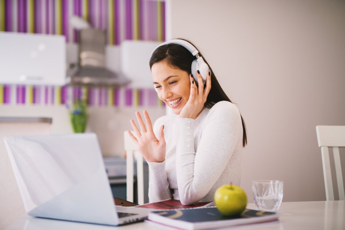 Frau spricht über Video-Chat.