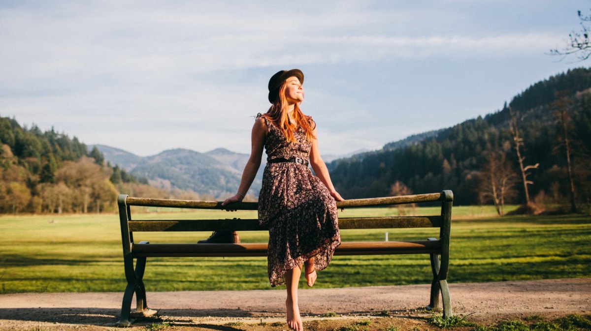 Frau im Freien in der Sonne