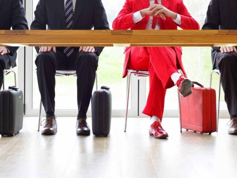 Menschen in Anzügen sitzen an einem Tisch