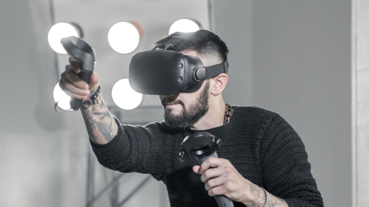 Mann mit VR-Brille