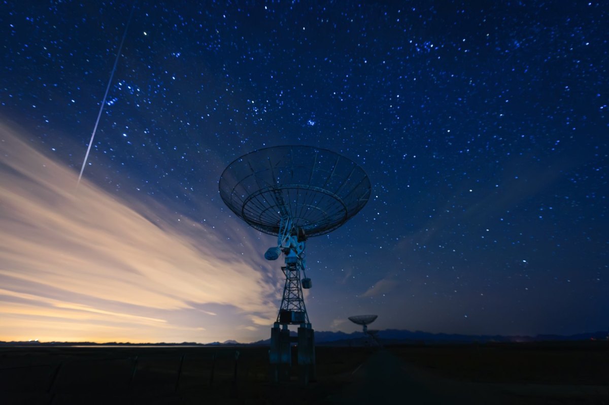 Weltraumteleskop vor Sternenhimmel