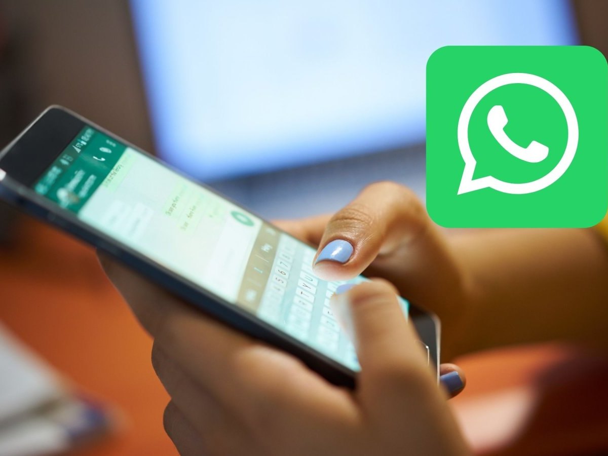 Frau benutzt WhatsApp auf ihrem Smartphone