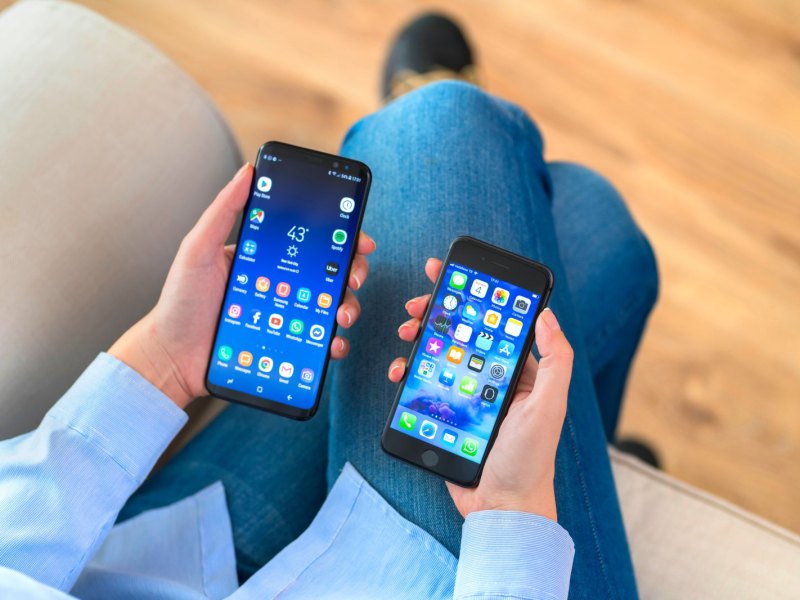 Android Smartphone neben einem iPhone