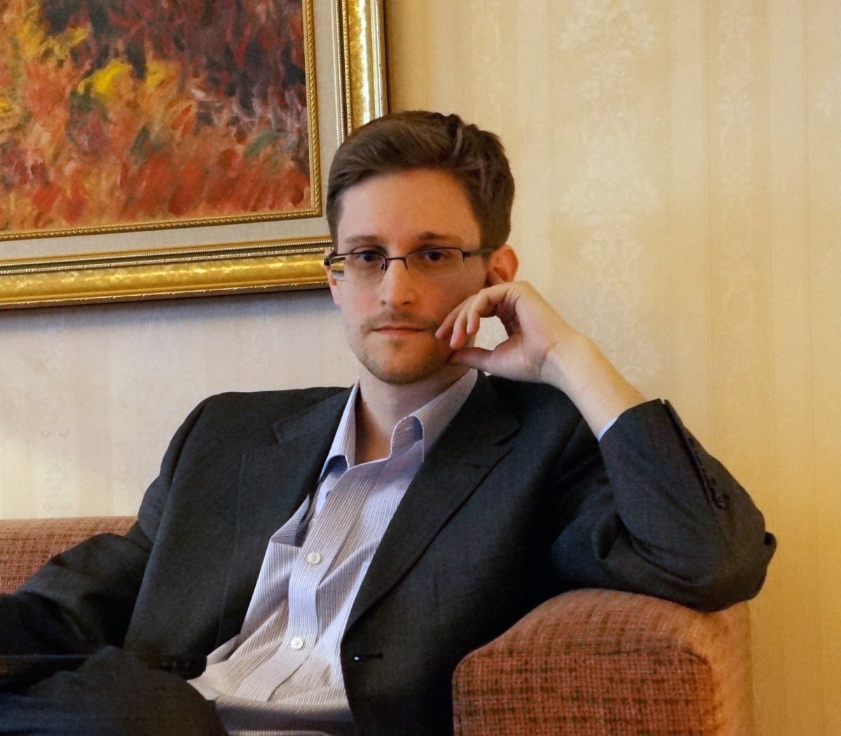 Whistleblower Edward Snowden gibt ein Interview.