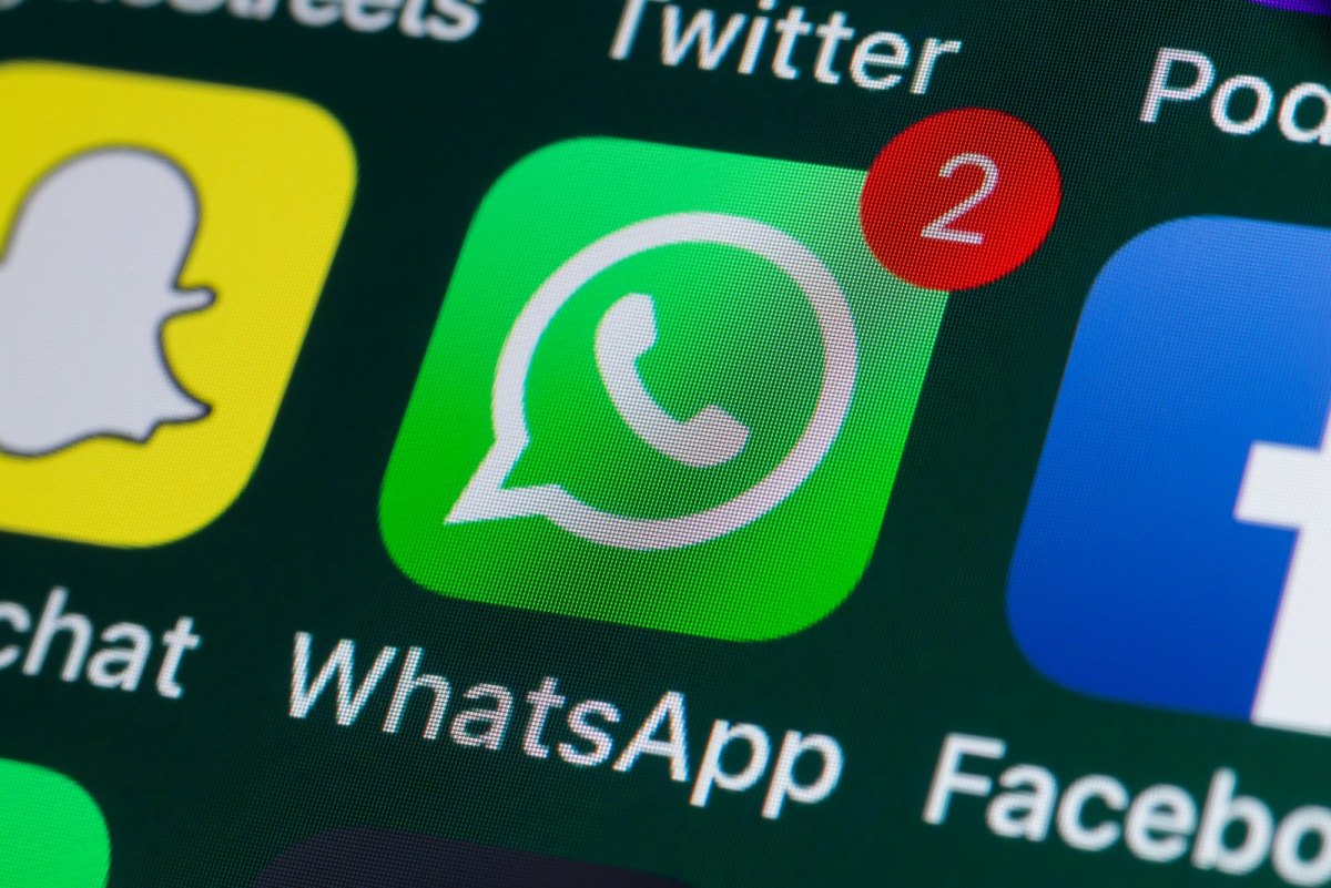 WhatsApp-Symbol mit zwei ungelesenen Nachrichten.