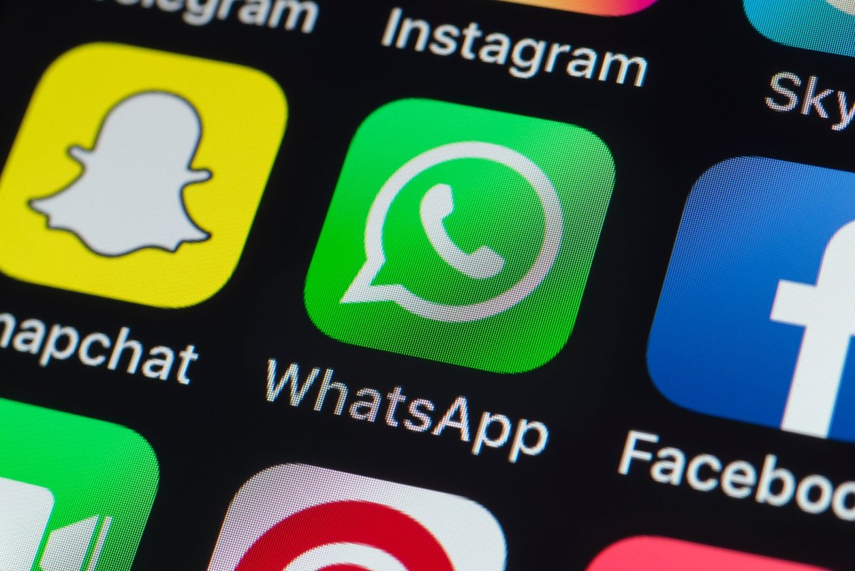 WhatsApp-Logo auf einem Smartphone