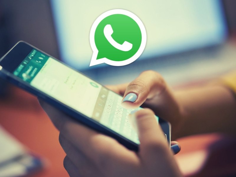 WhatsApp auf einem Smartphone und das Logo des Messengers