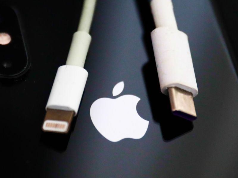 Lightning- und USB-C-Kabel auf einem iPhone