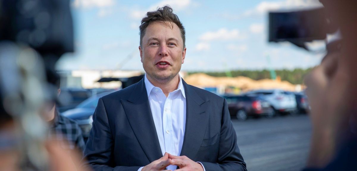 Elon Musk gibt ein Interview