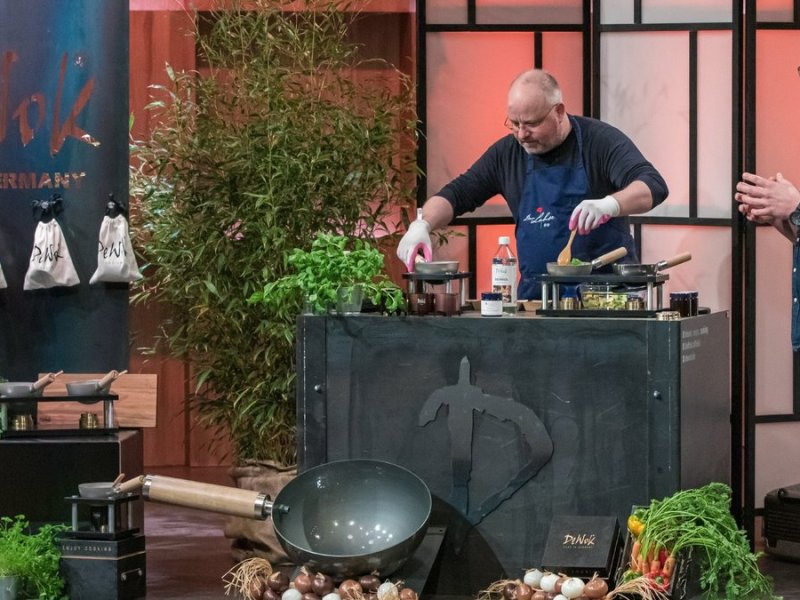 "Die Höhle der Löwen": Christian Lohse und Steve Müller (r.) stellen den Löwen ihr Produkt "DeWok" vor.. © RTL / Bernd-Michael Maurer