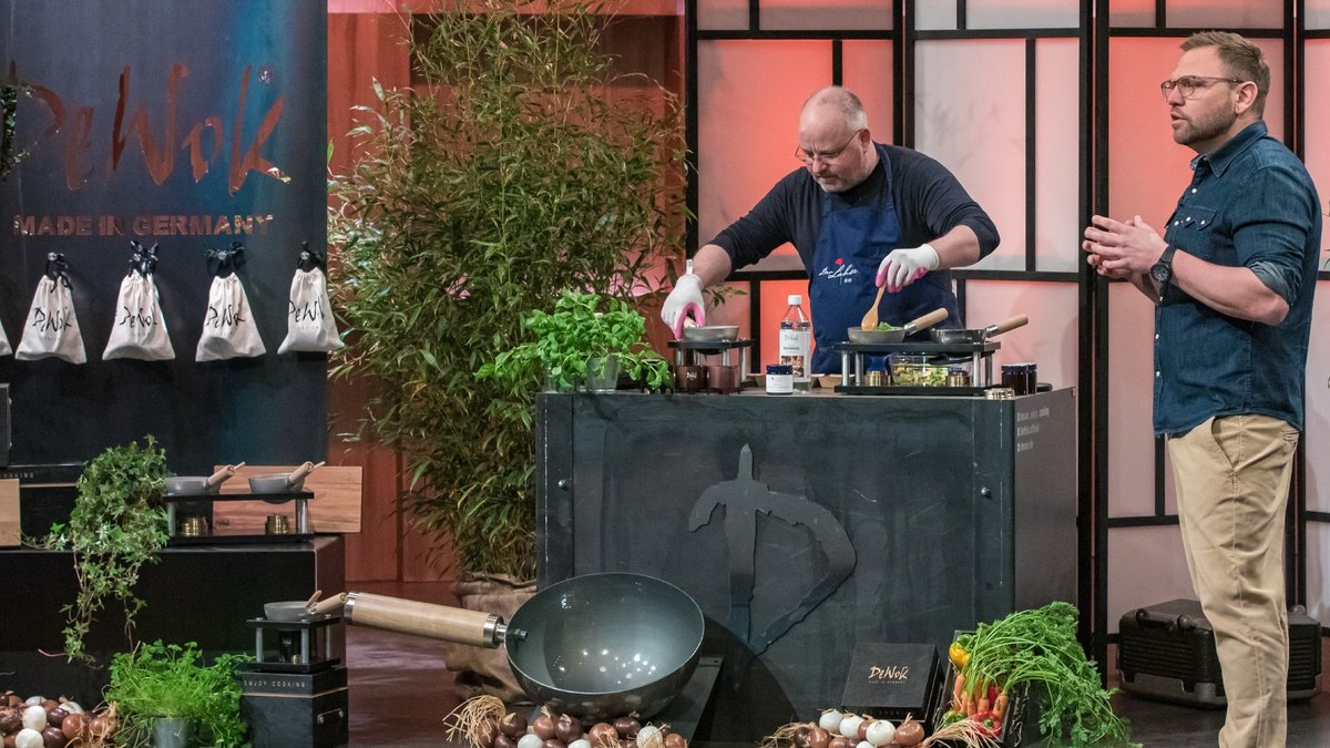 "Die Höhle der Löwen": Christian Lohse und Steve Müller (r.) stellen den Löwen ihr Produkt "DeWok" vor.. © RTL / Bernd-Michael Maurer