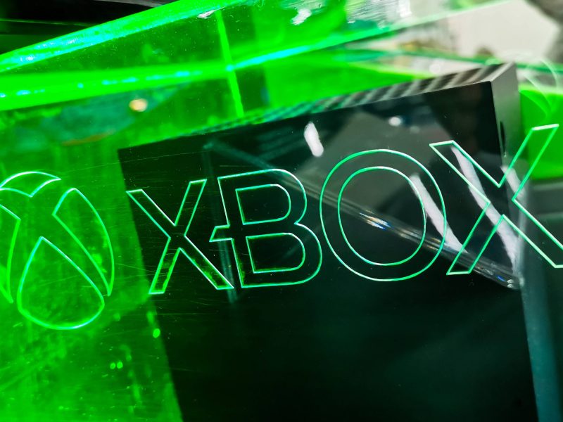 Xbox hinter Glaswand mit Logo