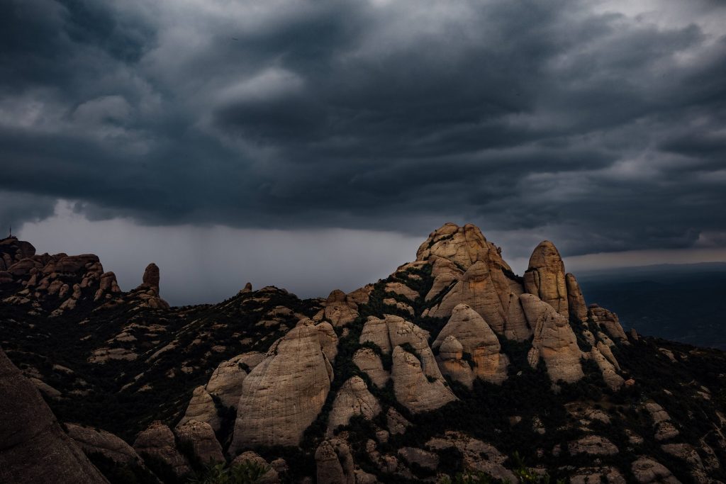 Felsen und Wolken